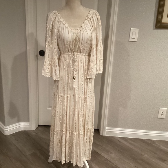 Me 2 Magic Dresses & Skirts - Me 2 Magic Metallic Design Dress, Size Small, Color White, Beige, Gold